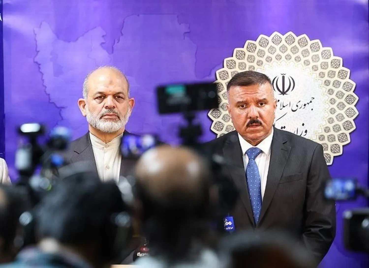 وزير الداخلية العراقي عبد الأمير الشمري ونظيره الإيراني أحمد وحيدي على هامش لقائهما في طهران مايو الماضي (تسنيم)