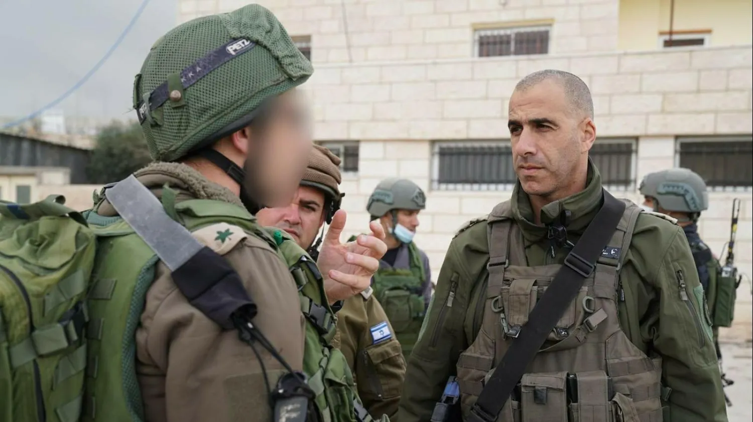 العقيد الباز في بيت عزاء بمستوطنة «عيلي» (الجيش)