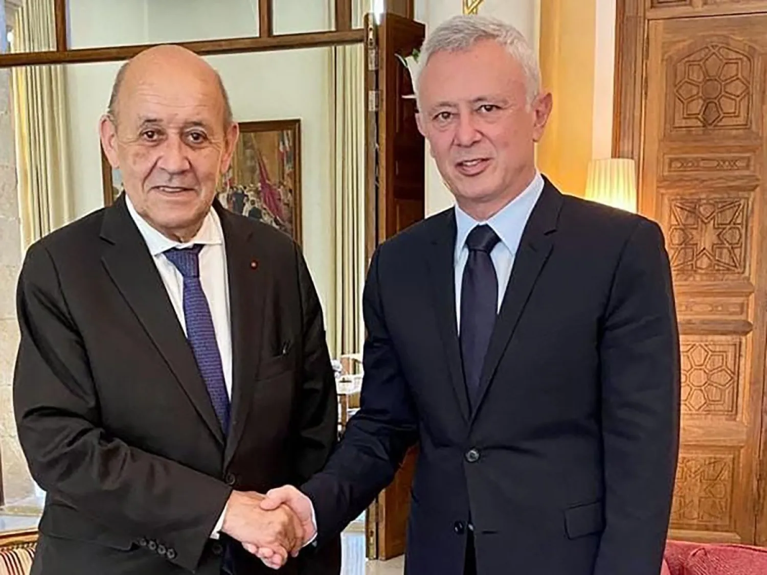 الموفد الفرنسي لودريان خلال لقائه الوزير السابق سليمان فرنجية في إطار جولته الأخيرة على القيادات السياسية اللبنانية (السفارة الفرنسية في بيروت)