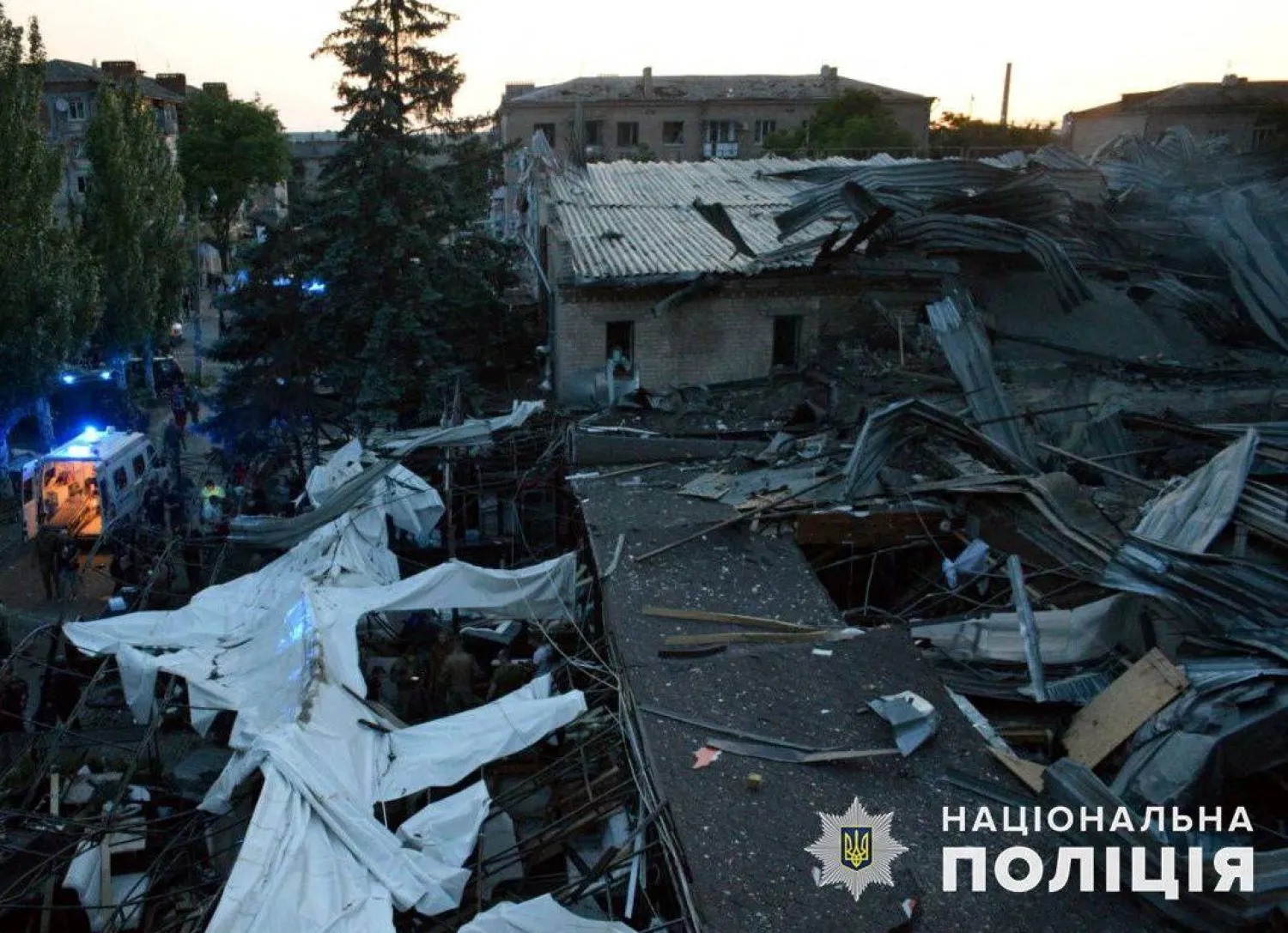 مبنى وسط كراماتورسك تعرض لأضرار بالغة جراء بسبب صاروخ روسي (رويترز)