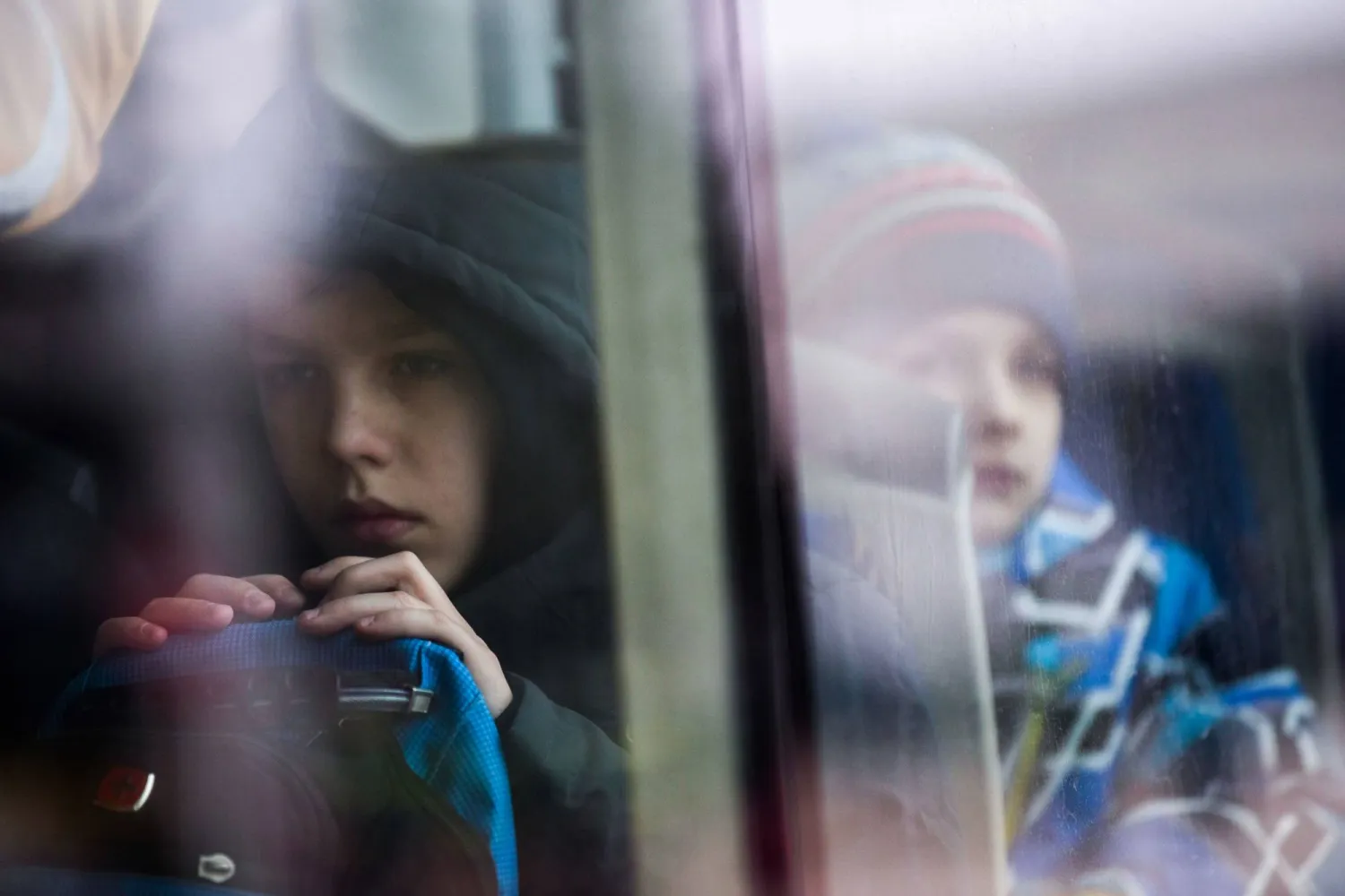 أطفال أوكرانيون ينتظرون عبور الحدود الأوكرانية الرومانية (أرشيفية - أ.ف.ب)