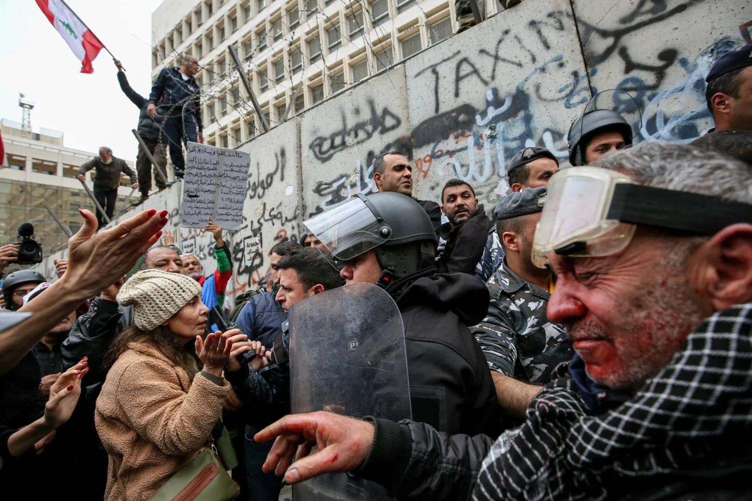 عسكريون متقاعدون يتظاهرون أمام المقر الرئيسي لمصرف لبنان للمطالبة بودائعهم (د.ب.أ)