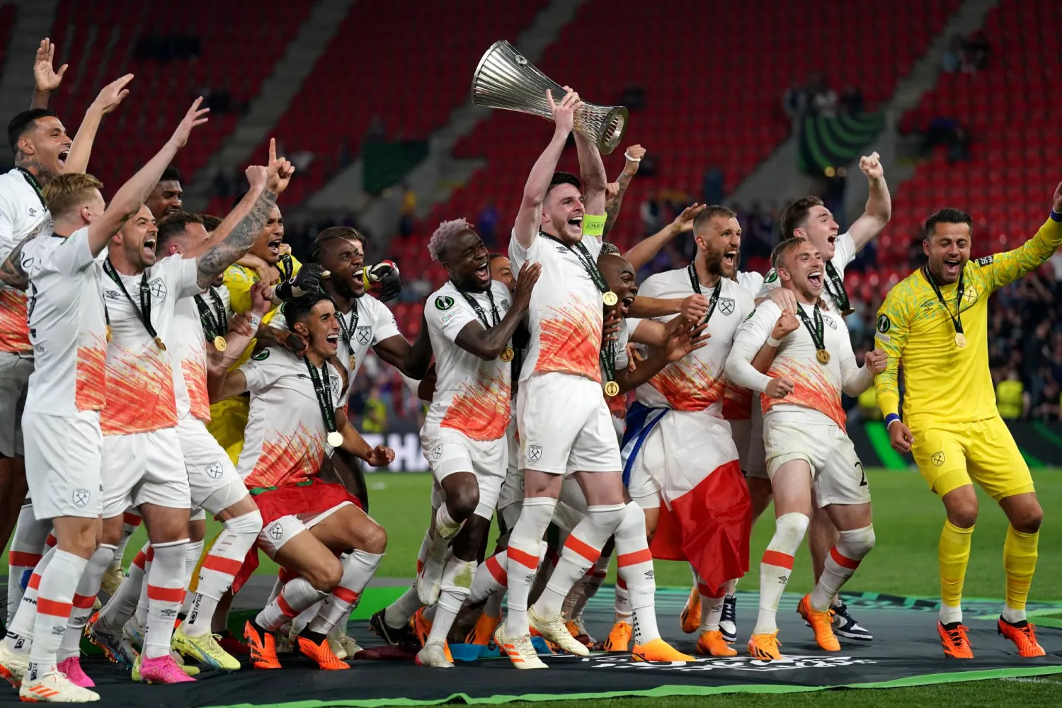 ديكلان رايس بعد تتويج وستهام بكأس دوري  المؤتمر الأوروبي (ب.أ)