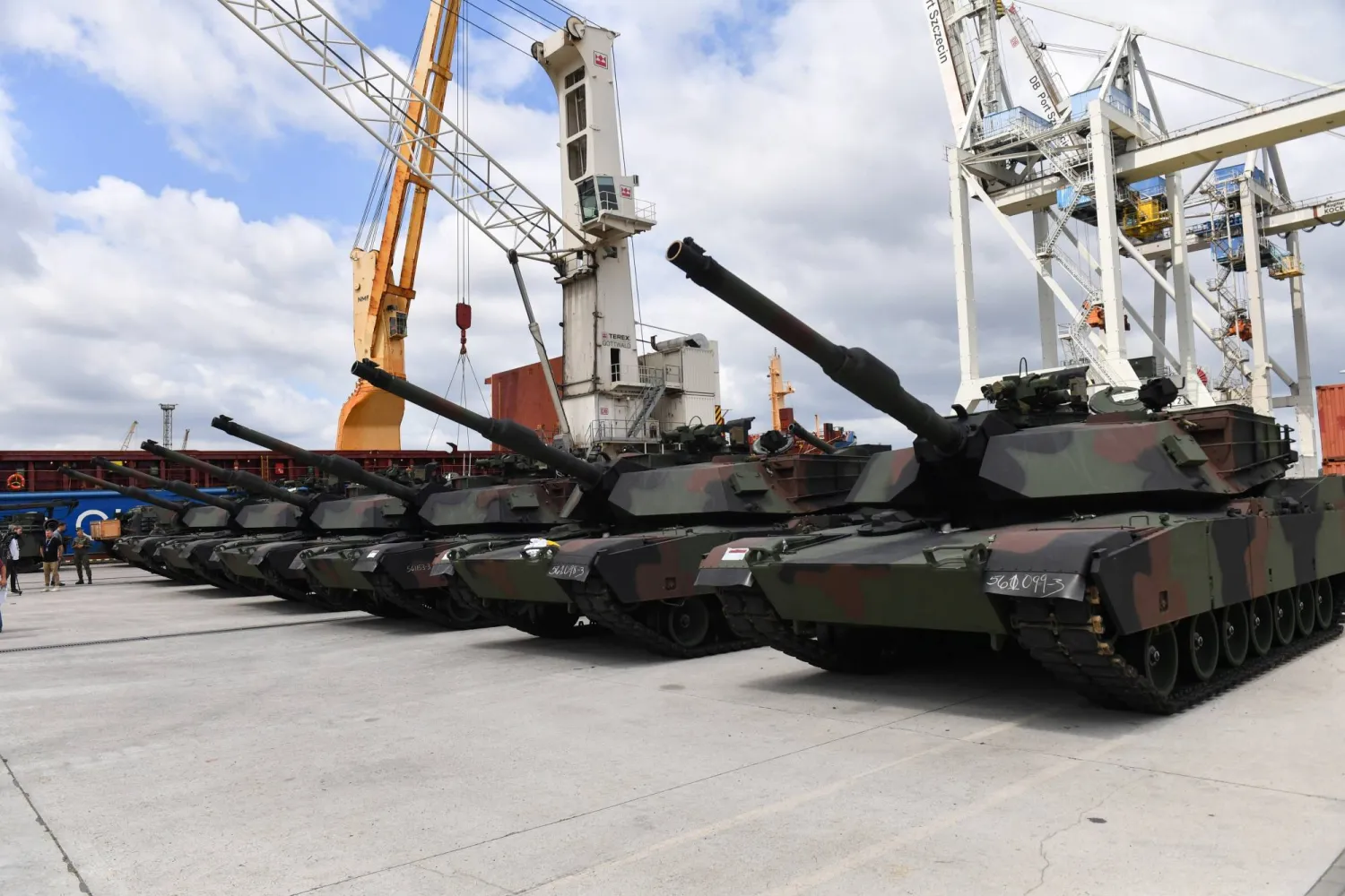 دبابات «أبرامز إم-1 إيه-1» الأميركية أثناء تسليم الدفعة الأولى من هذه الدبابات إلى الجيش البولندي في ميناء شتشيسين ببولندا اليوم في 28 يونيو 2023 (إ.ب.أ)