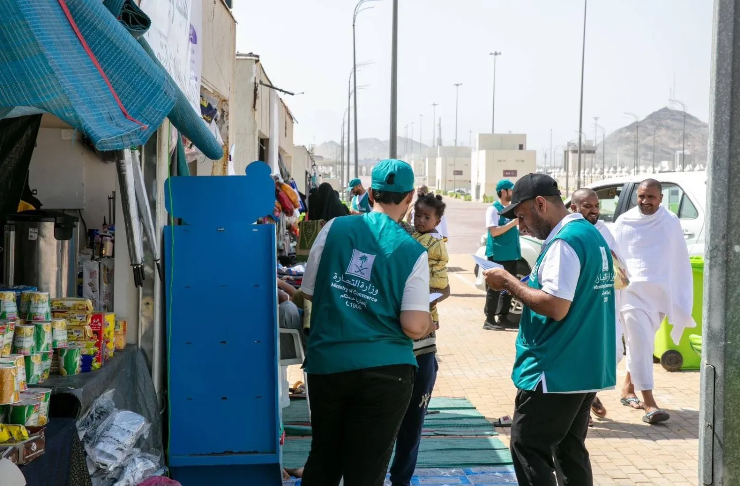 فرق وزارة التجارة خلال الجولة التفتيشية في المشاعر المقدسة (الشرق الأوسط)
