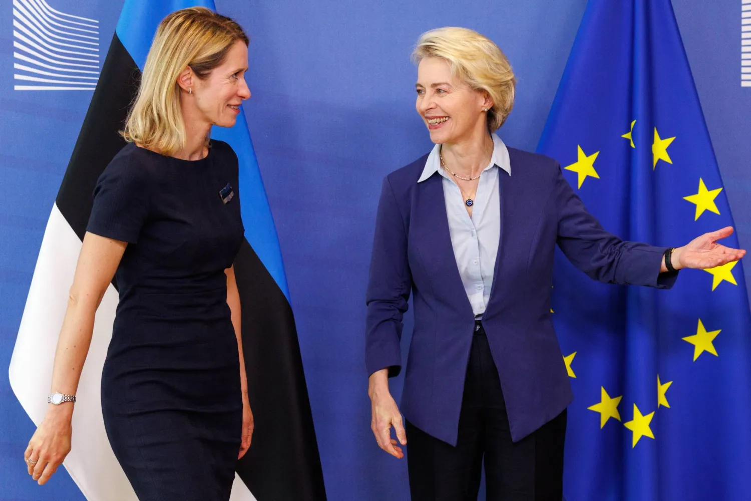 رئيسة المفوضية الأوروبية أورسولا فون دير لاين مع رئيسة وزراء إستونيا