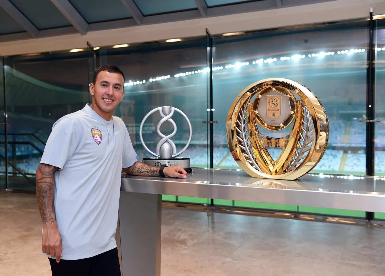 كاكو يلتقط صورة مع أهم منجزات العين الإماراتي بعد توقيع العقد (نادي العين)