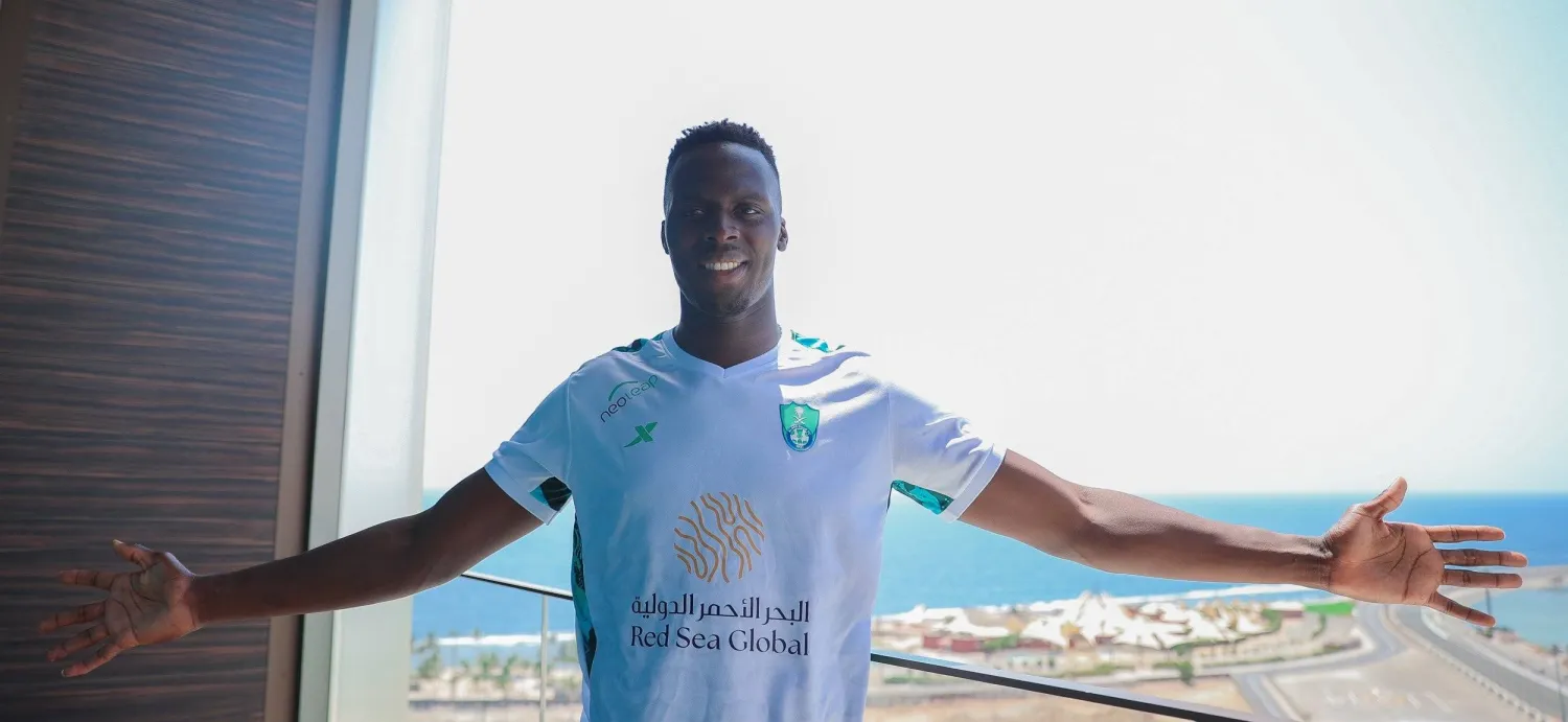 ميندي مرتدياً قميص «الأهلي» في صورة التُقطت له على شرفة أحد الفنادق المُطلة على كورنيش جدة (النادي الأهلي)