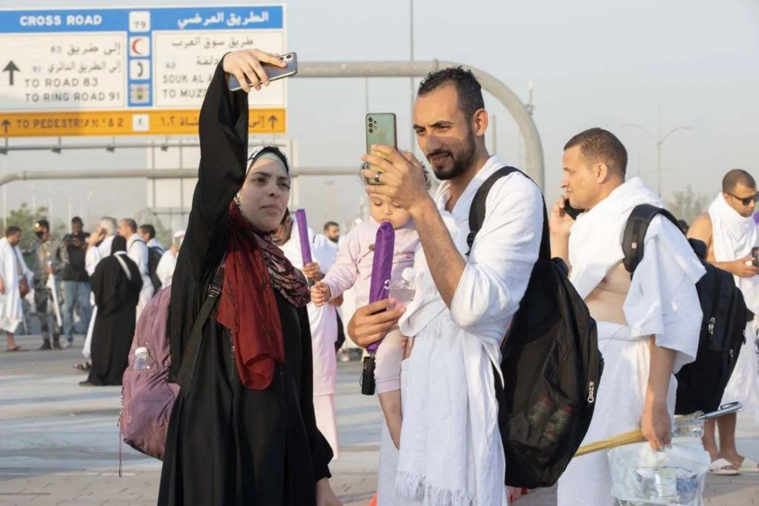  Pilgrims document their journey of faith with a mobile camera (Photo: Adnan Mahdali)