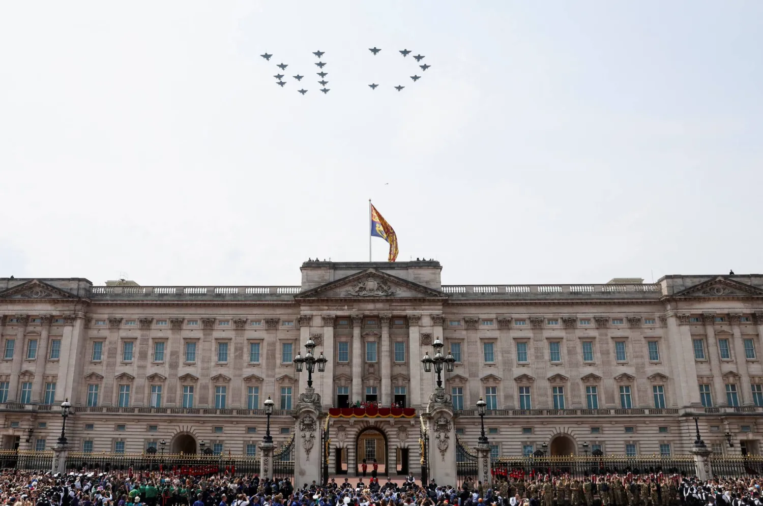 أفراد العائلة المالكة البريطانية يقفون على شرفة قصر باكنغهام بلندن (رويترز)