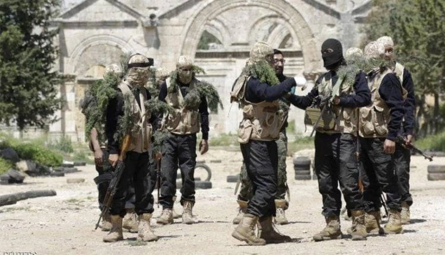 عناصر من «هيئة تحرير الشام» في إحدى مناطق شمال غربي سوريا (المرصد السوري لحقوق الإنسان)