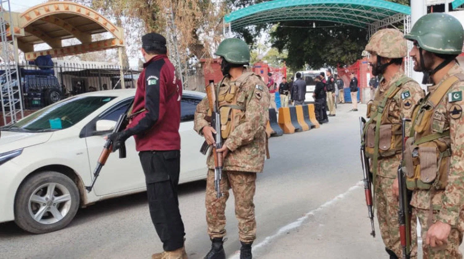 جنود من الجيش الباكستاني يقفون في حالة تأهب بالقرب من موقع انفجار بمسجد الشرطة في بيشاور 30 يناير 2023، حيث أصيب ما لا يقل عن 70 شخصاً في انفجار في أثناء الصلاة في مسجد يقع في داخل مركز شرطة بيشاور (إ.ب.أ)