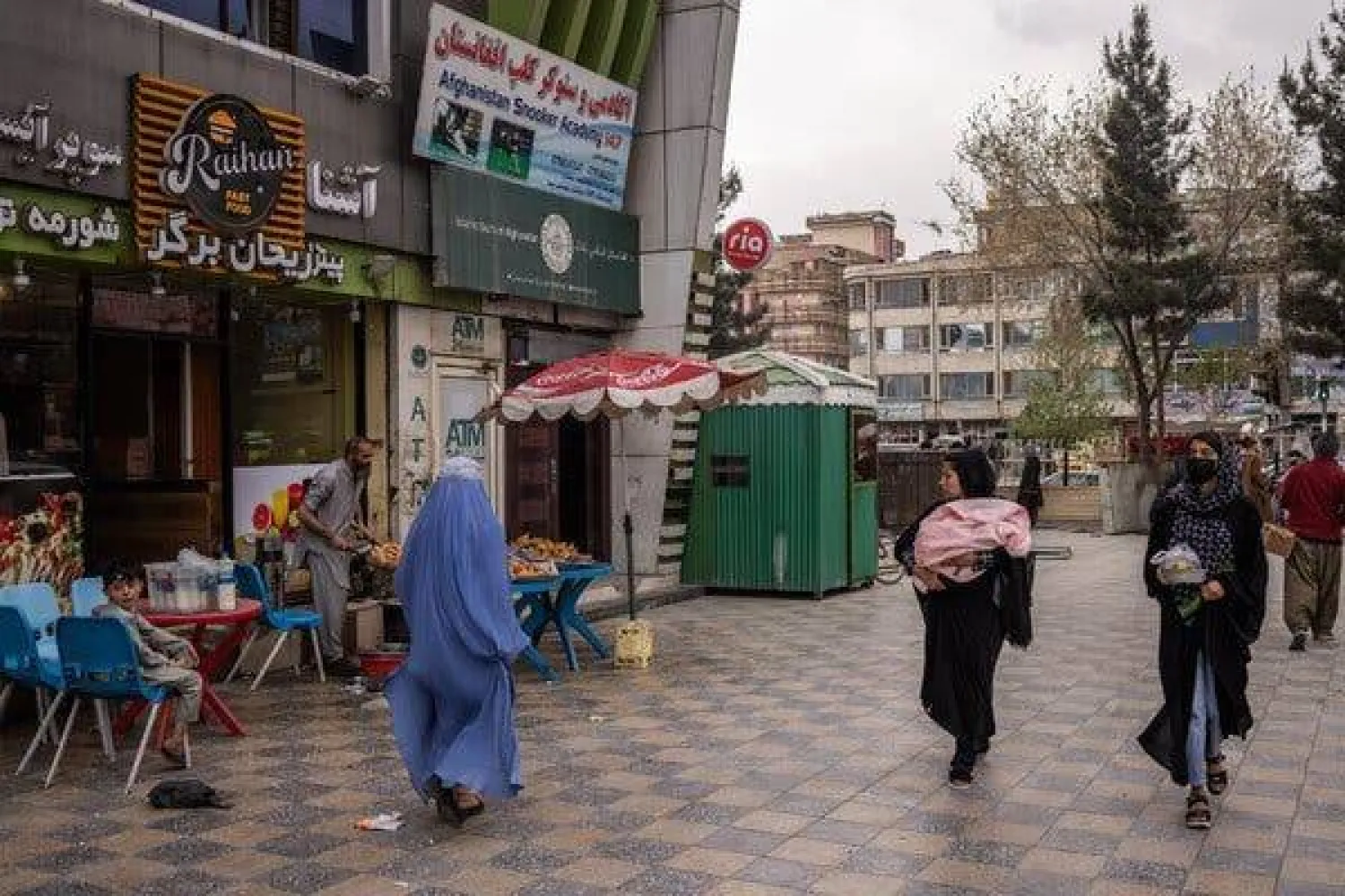 ملامح الغرب من البرغر والبيتزا في وسط العاصمة الأفغانية