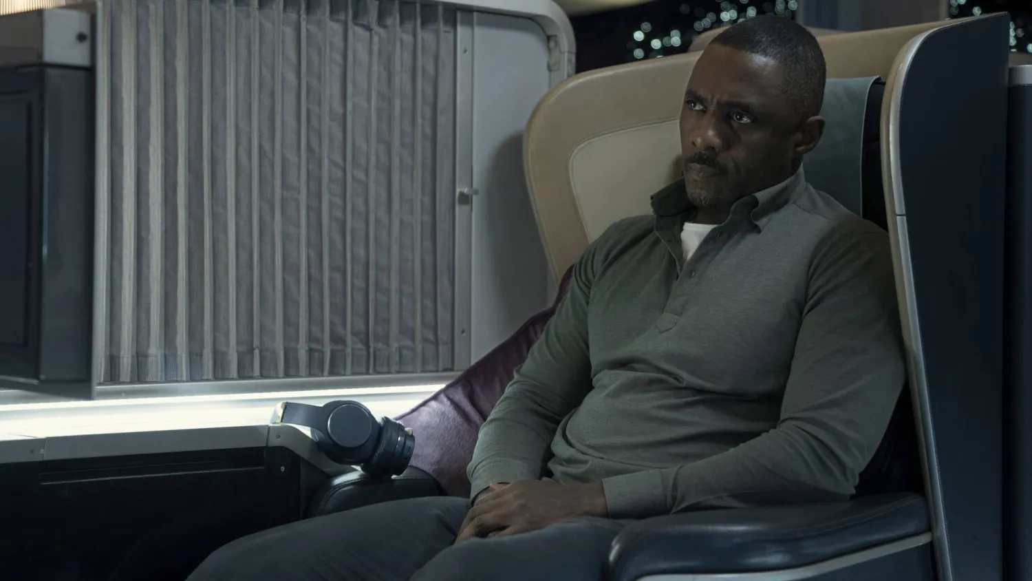 إدريس إلبا في لقطة من «اختطاف» (أبل تي في - أ.ب)