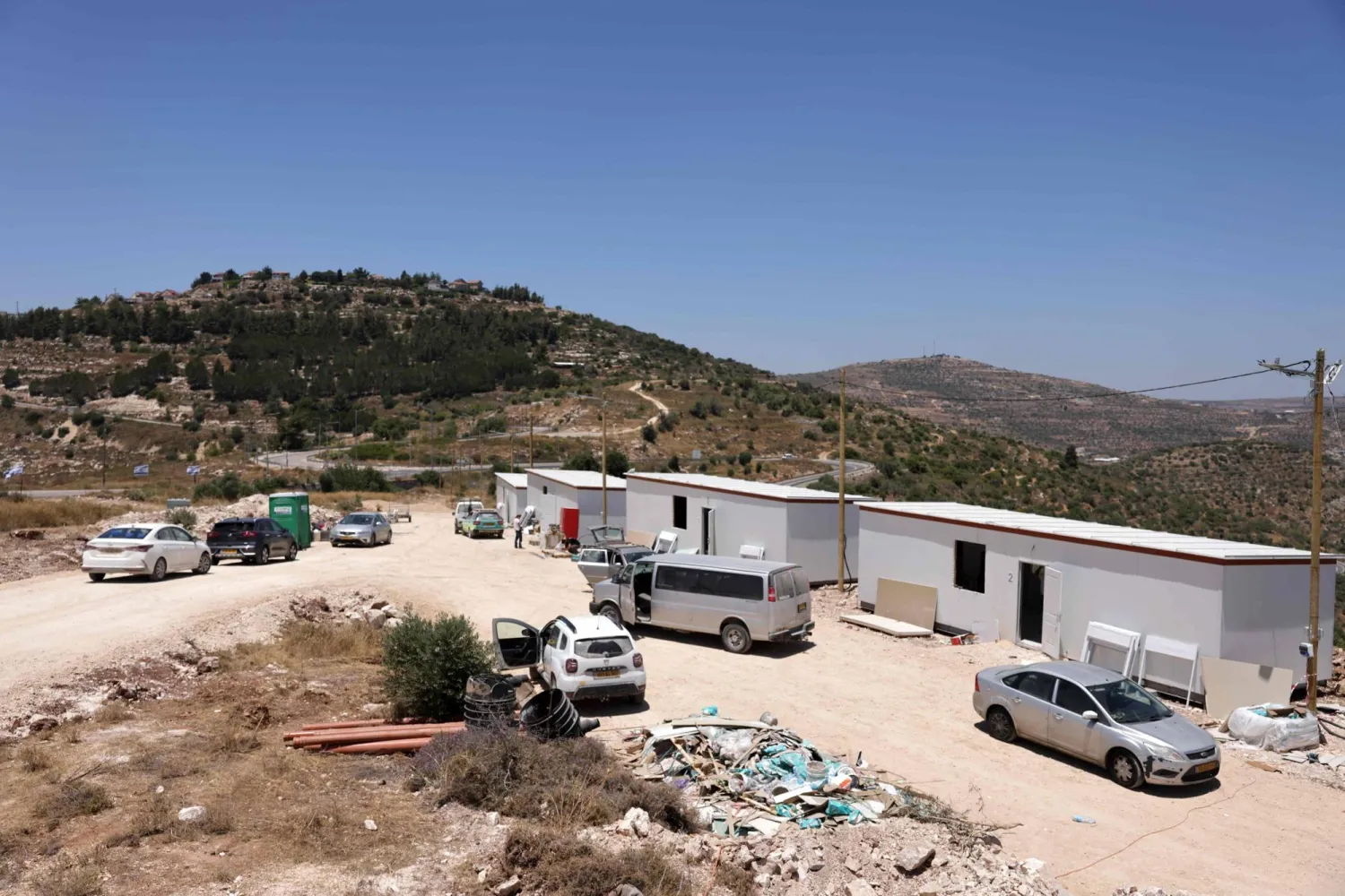 المباني الجاهزة لبؤرة استيطانية بالقرب من مستوطنة معاليه ليفونا في الضفة الغربية 25 يونيو (أ.ف.ب)