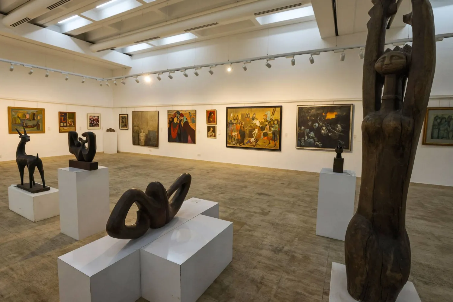 لوحات ومنحوتات في متحف الفن الحديث في بغداد (أ.ف.ب)