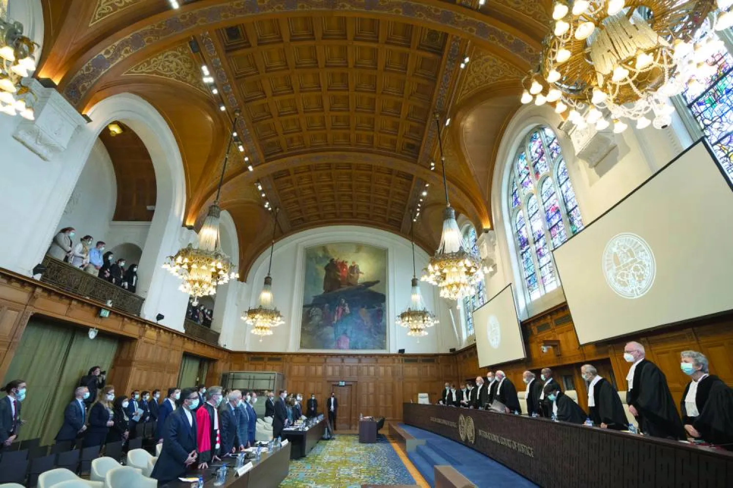 الوفدان الأميركي والإيراني (يسار) يقفون أمام قضاة محكمة العدل الدولية في لاهاي 30 مارس 2023 (أ.ب)