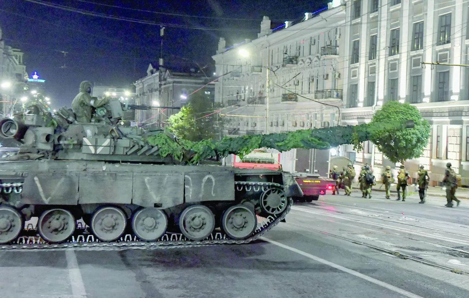 دبابات تابعة لمجموعة «فاغنر» تستعد لمغادرة مدينة روستوف (إ.ب.أ)