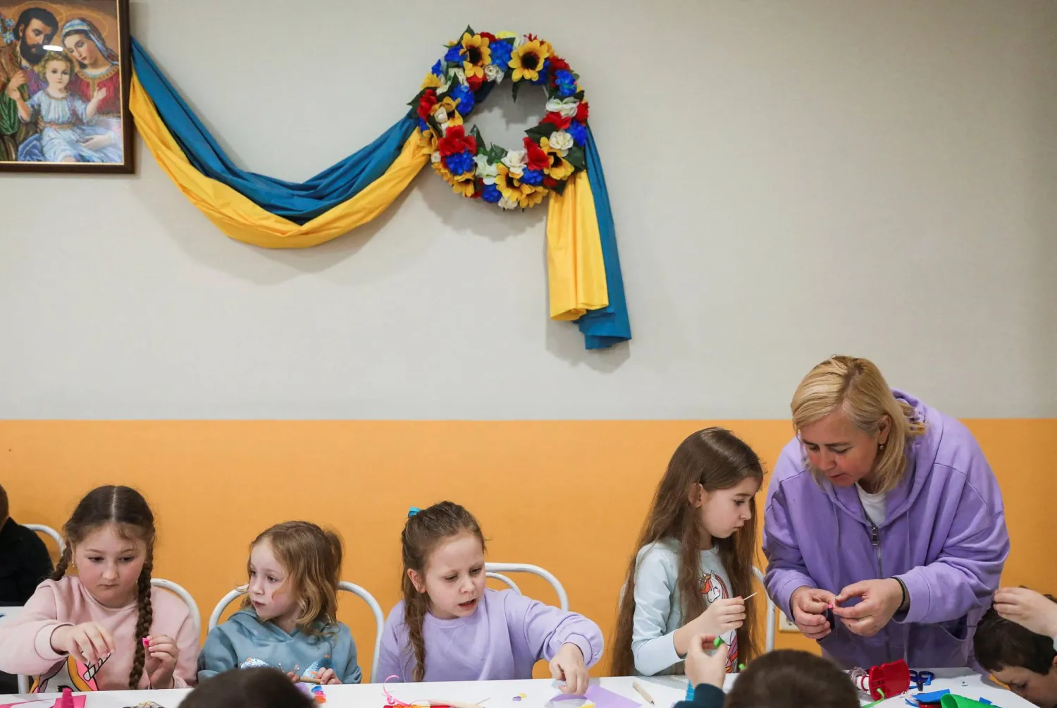 تلاميذ أوكرانيون في إحدى مدارس أثينا باليونان في 28 مارس 2022 بعد لجوئهم إلى البلد إثر الاجتياح الروسي لأوكرانيا (رويترز)