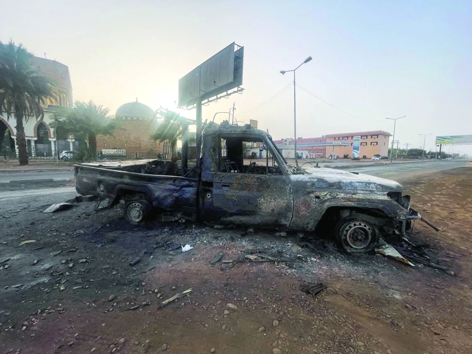 
من آثار المعارك في الخرطوم (رويترز)