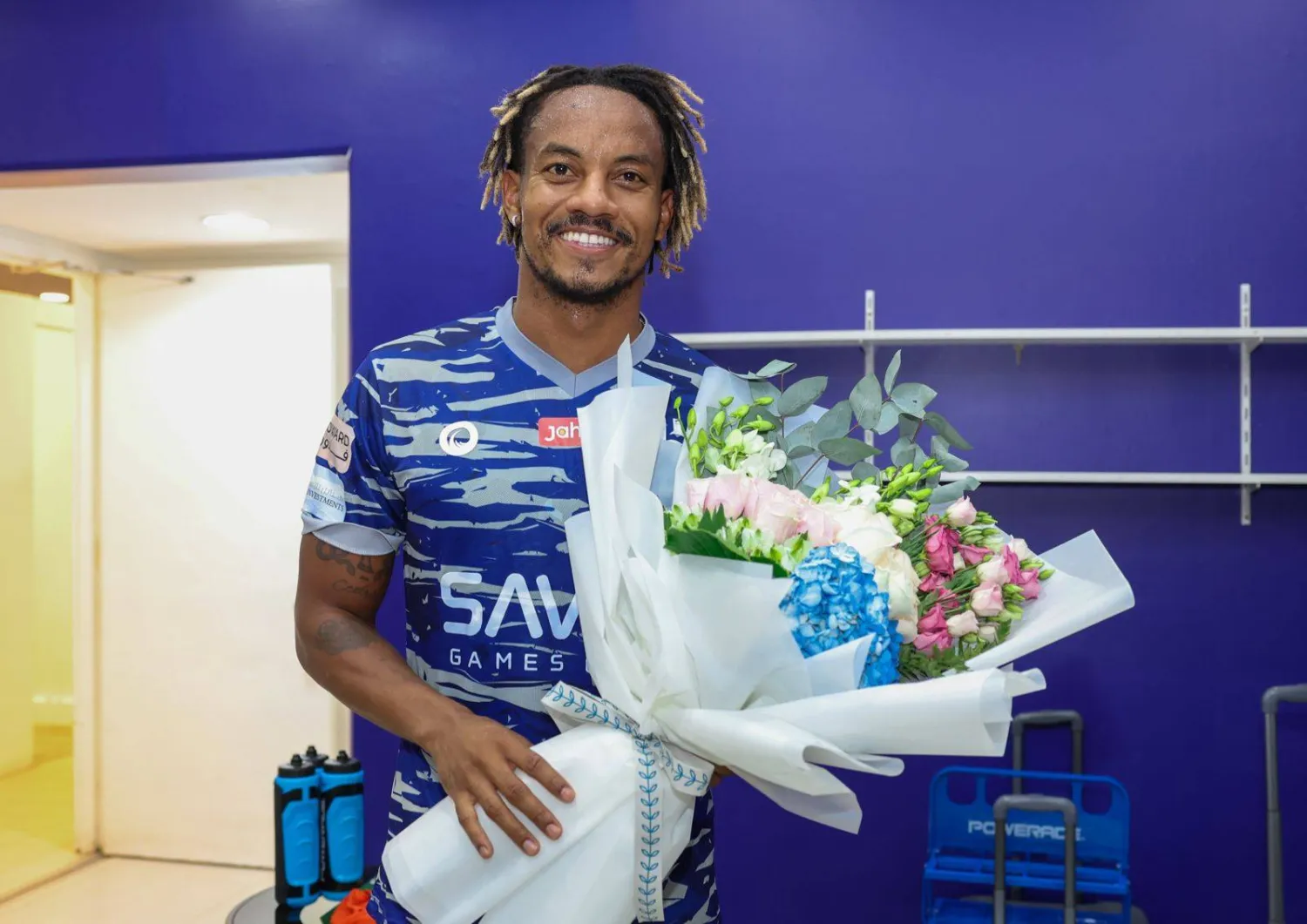 أندريه كاريو حاملاً باقة ورد قبل دخوله التدريبات (المركز الإعلامي لنادي الهلال)