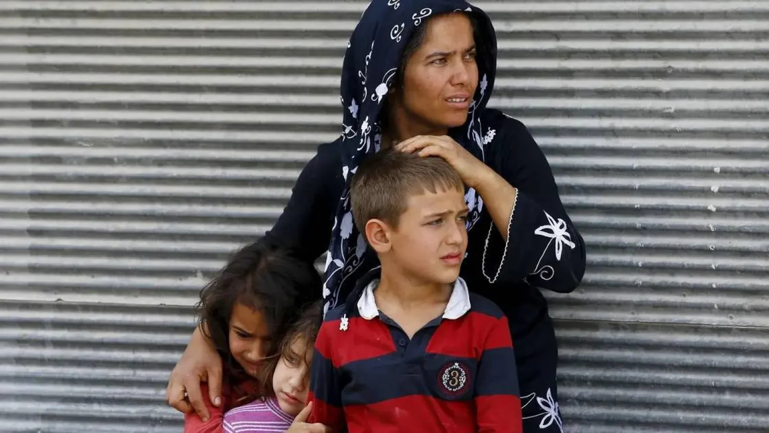 A mother and her children react after two rockets hit the Turkish town of Kilis near the Syrian border, Türkiye, April 24, 2016. (Reuters)

