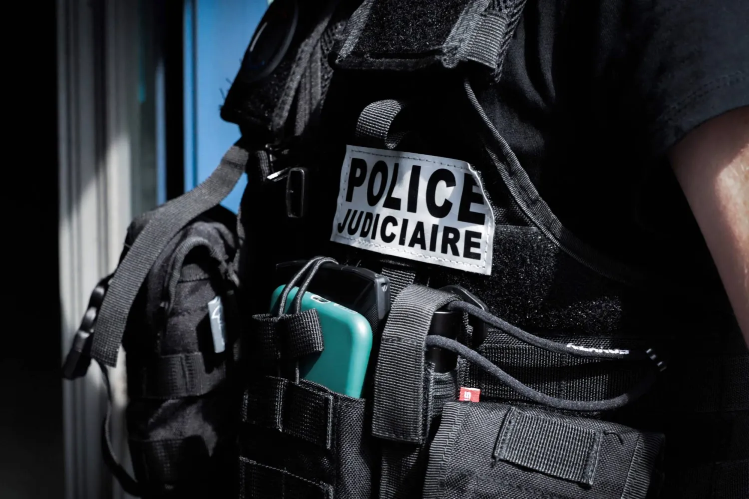 عنصر من الشرطة القضائية الفرنسية يتفقد موقعاً متضرراً في سانت إتيان دو روفراي (أ.ف.ب)