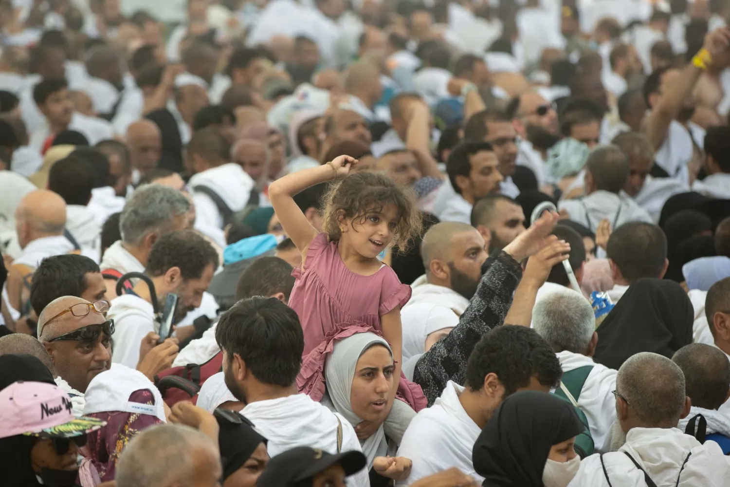 طفلة تشارك والدتها رمي الجمرات (عدنان مهدلي)