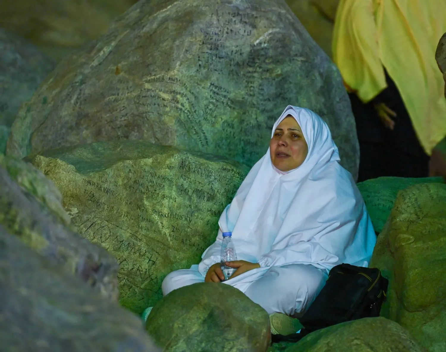 حاجة لم تقاوم دموعها وهي تتضرع بالدعاء (علي خمج)