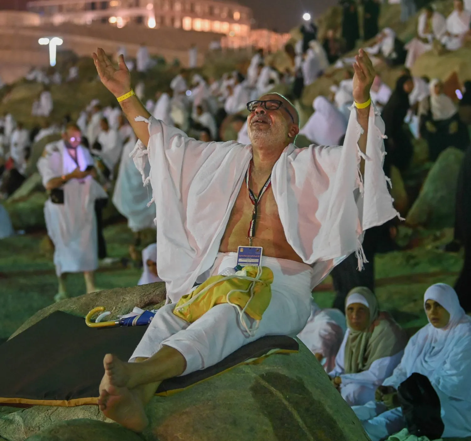 حاج يناجي الله باكياً (علي خمج)