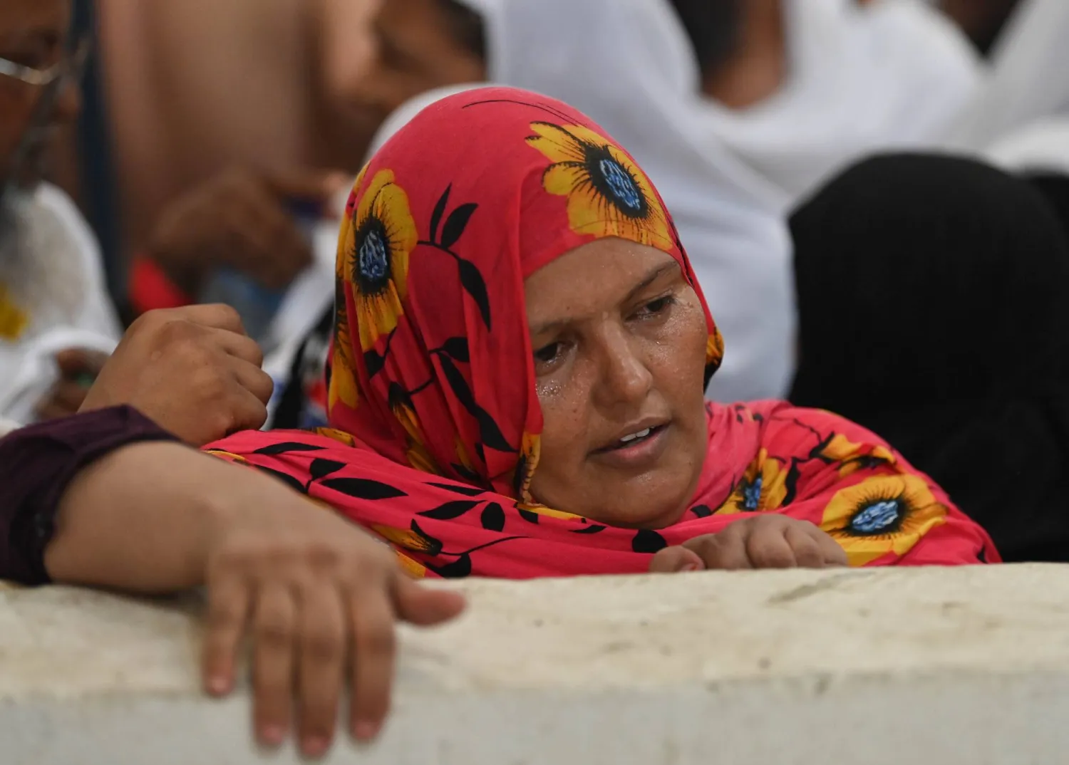 لحظات من الخشوع في أثناء رمي الجمرات (علي خمج)