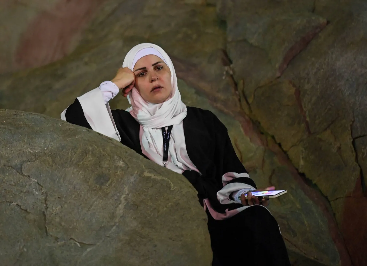 لحظة تأمل للحجاج من أعلى جبل الرحمة (علي خمج)