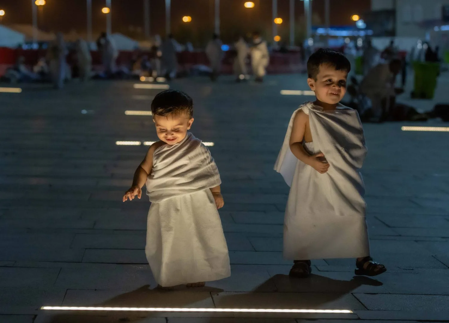 أطفال يتجولون بالإحرام (محمد المانع)