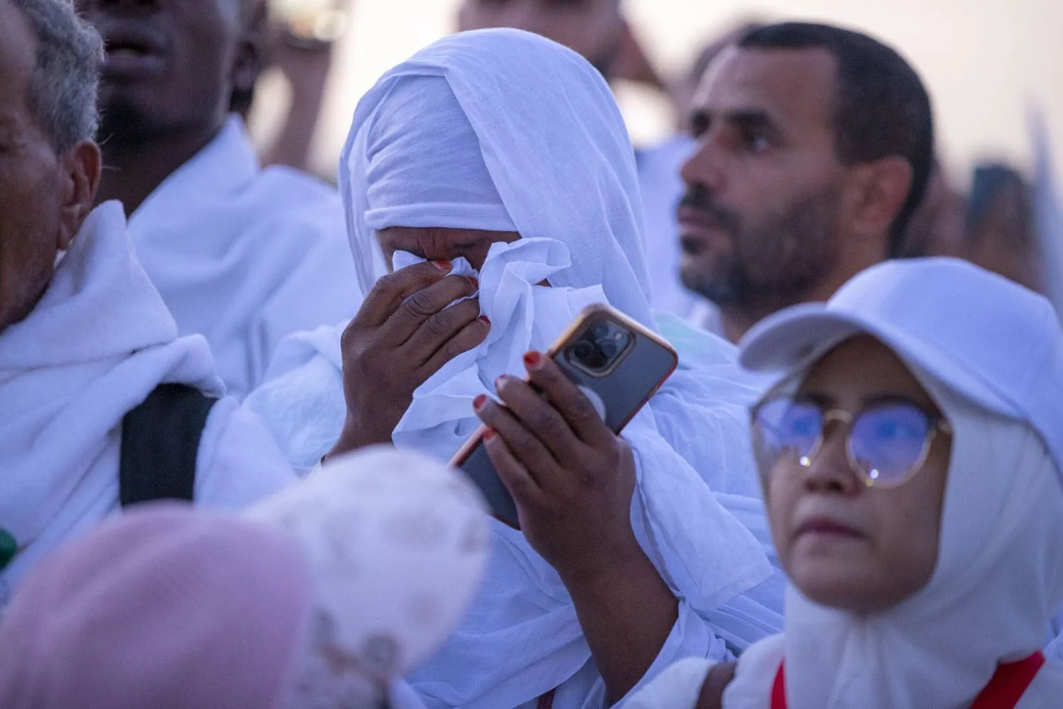 لم تتمالك دموعها وهي تدعو الله (سعد الدوسري)