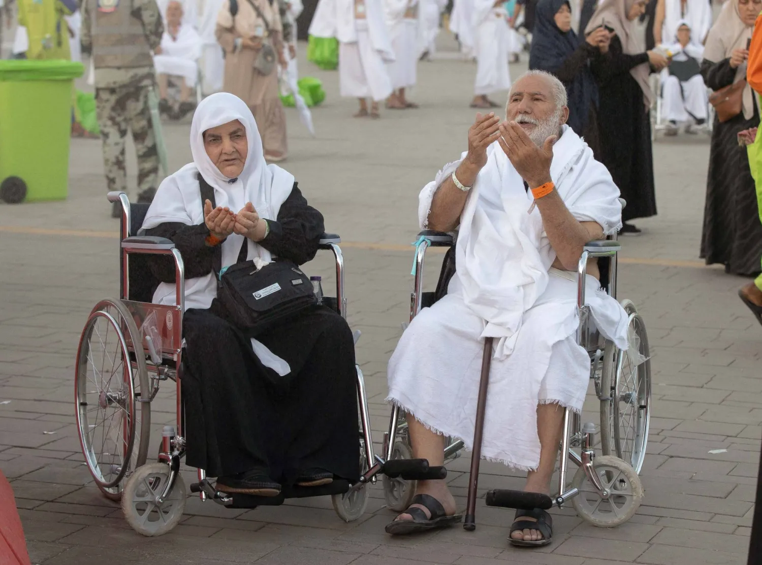 حاج وزوجته يتشاركان الدعاء (عدنان مهدلي)