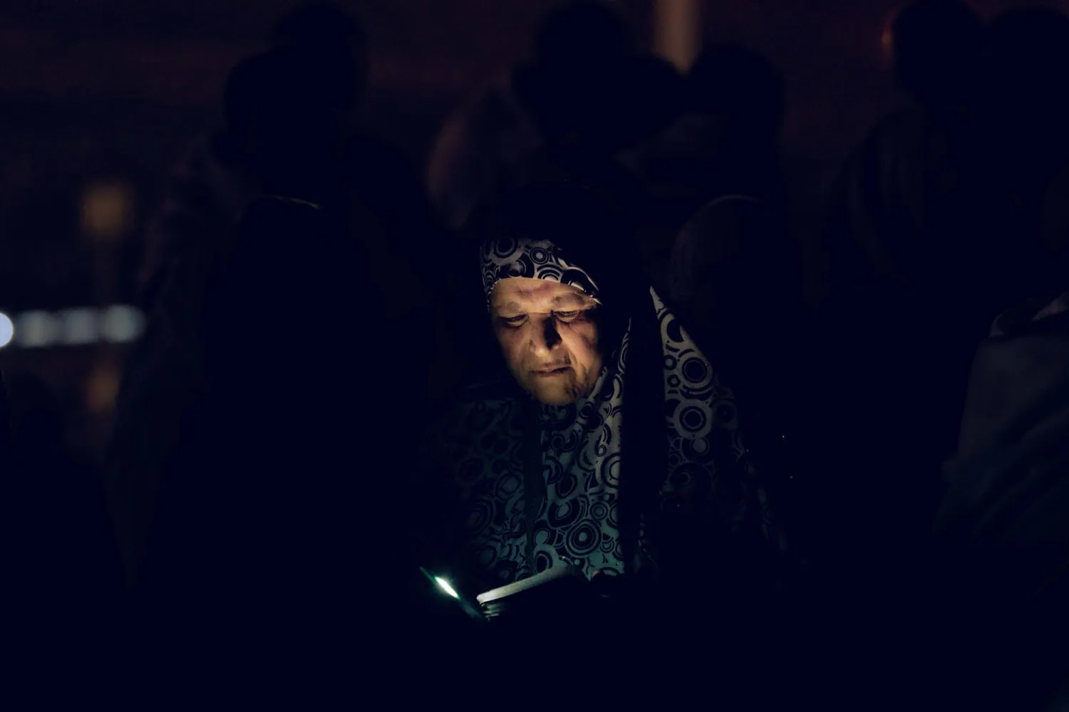 حاجة تقرأ القرآن في الظلام (محمد المانع)