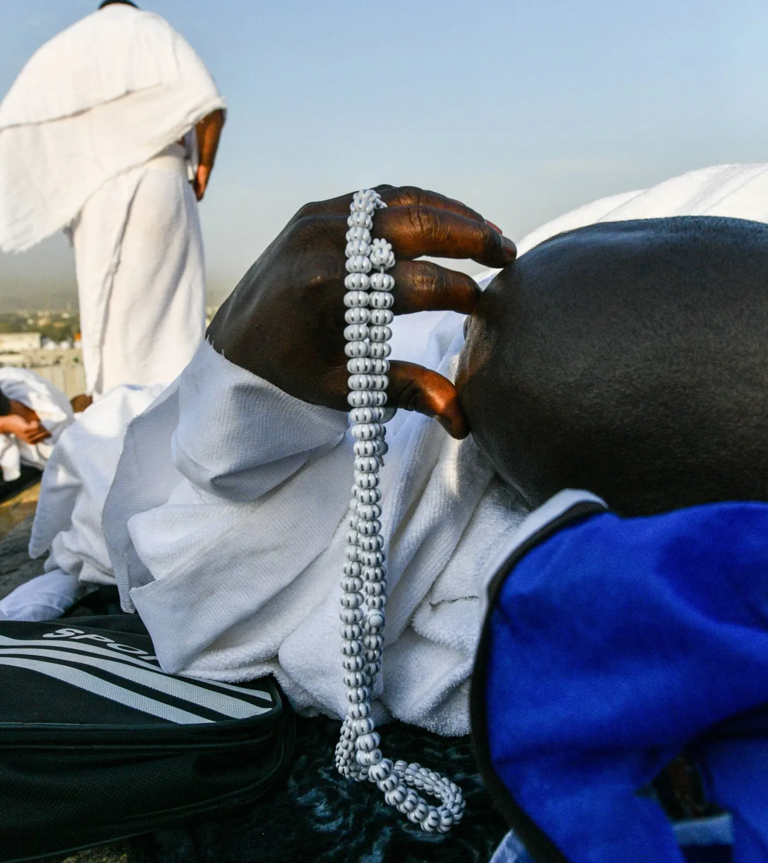 حاج يأخذ قسطاً من الراحة بعد الوقوف في عرفة (علي خمج)