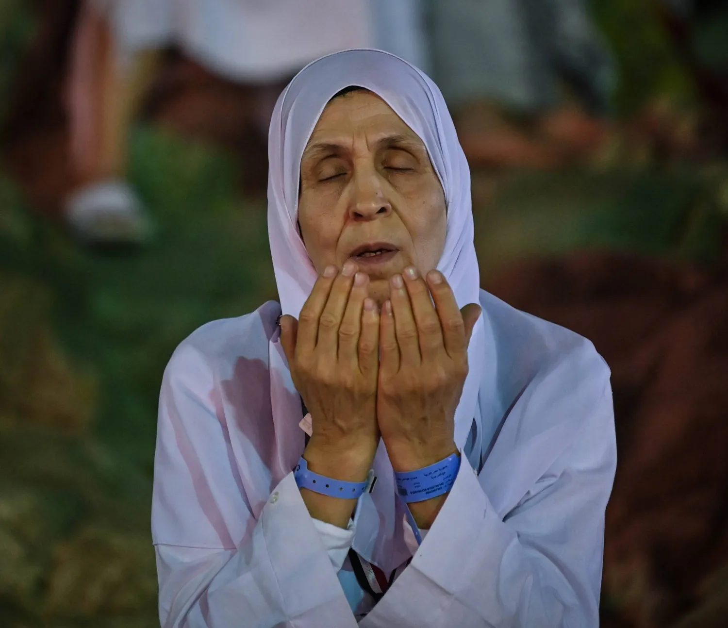 سكينة وهدوء في أثناء الدعاء (علي خمج)