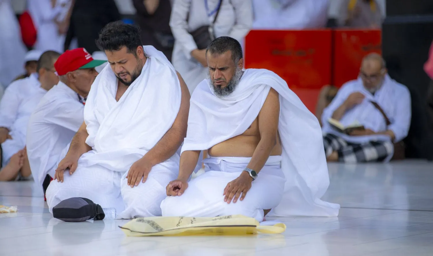 أب وابنه خاشعان خلال أداء الصلاة في المسجد الحرام (سعد الدوسري)