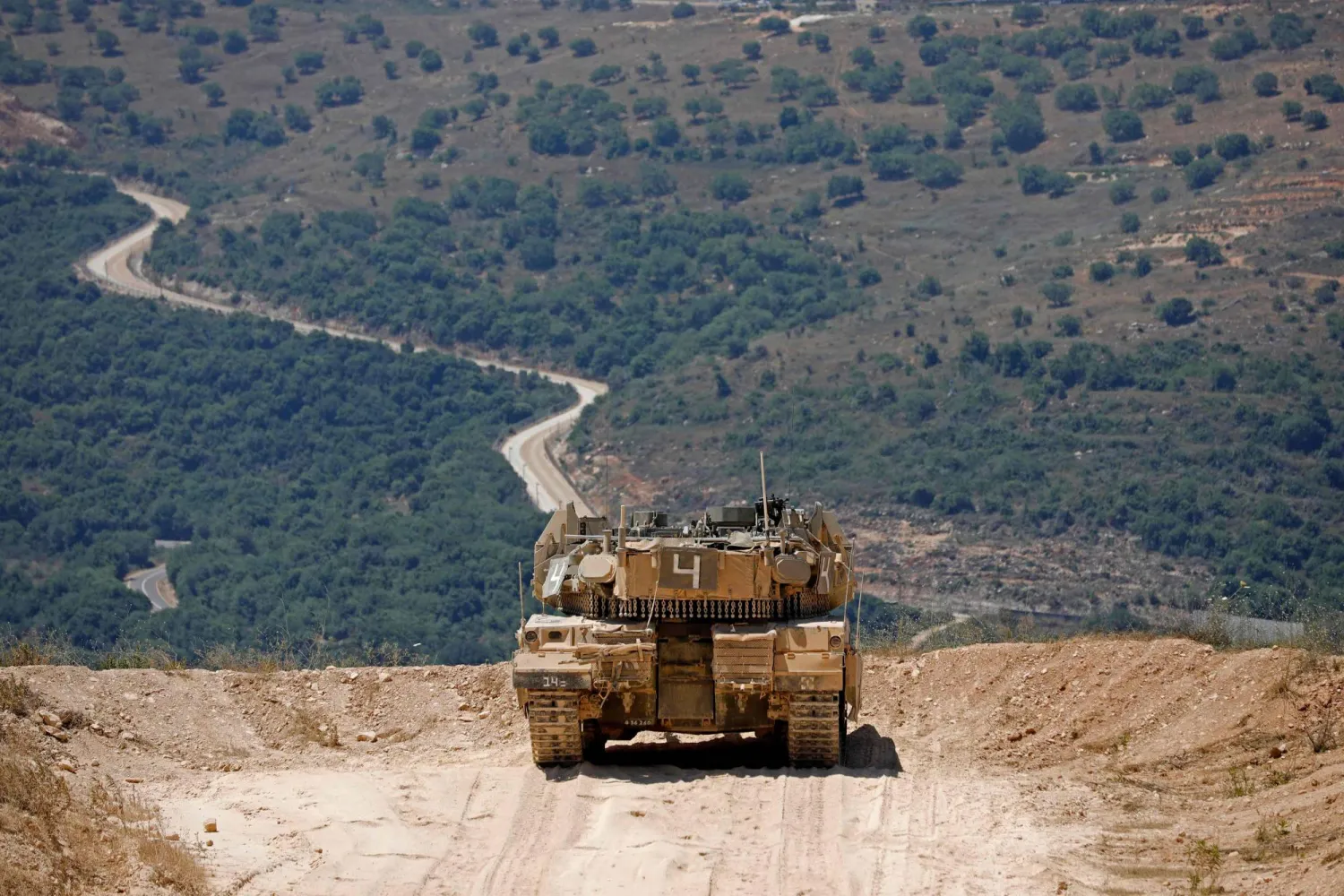 دبابة «ميركافا» إسرائيلية على الحدود مع لبنان في 27 يونيو الماضي (أ.ف.ب)