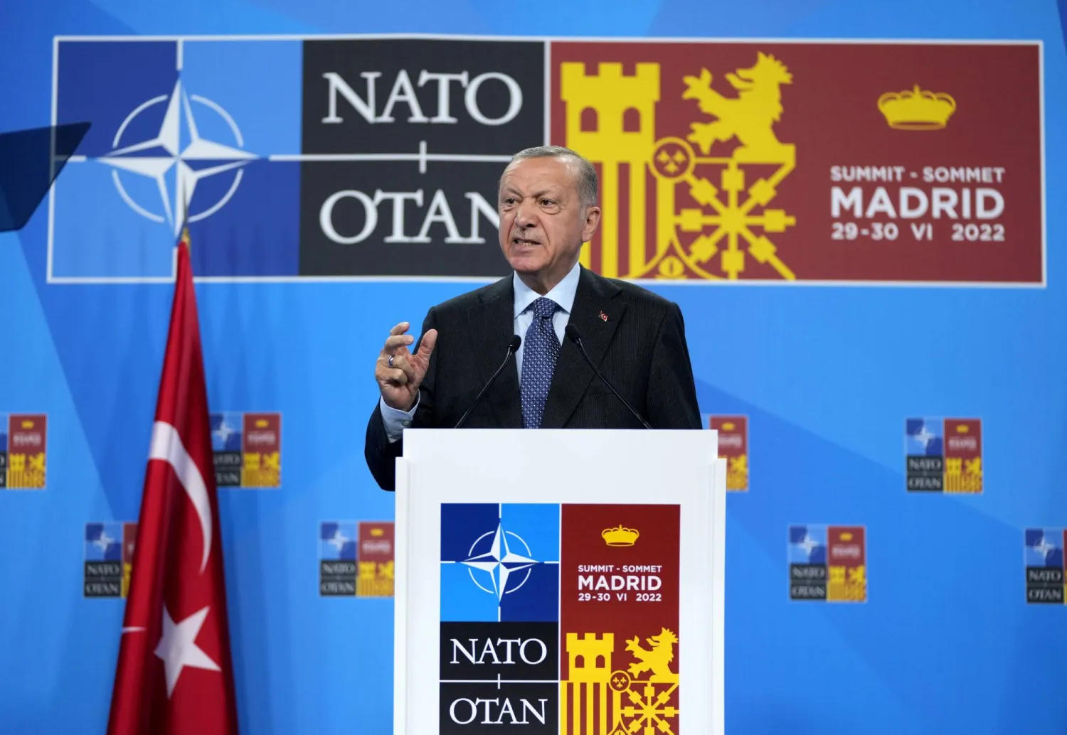 إردوغان مخاطباً قمة «الناتو» بمدريد في يونيو 2022 (أ.ب)