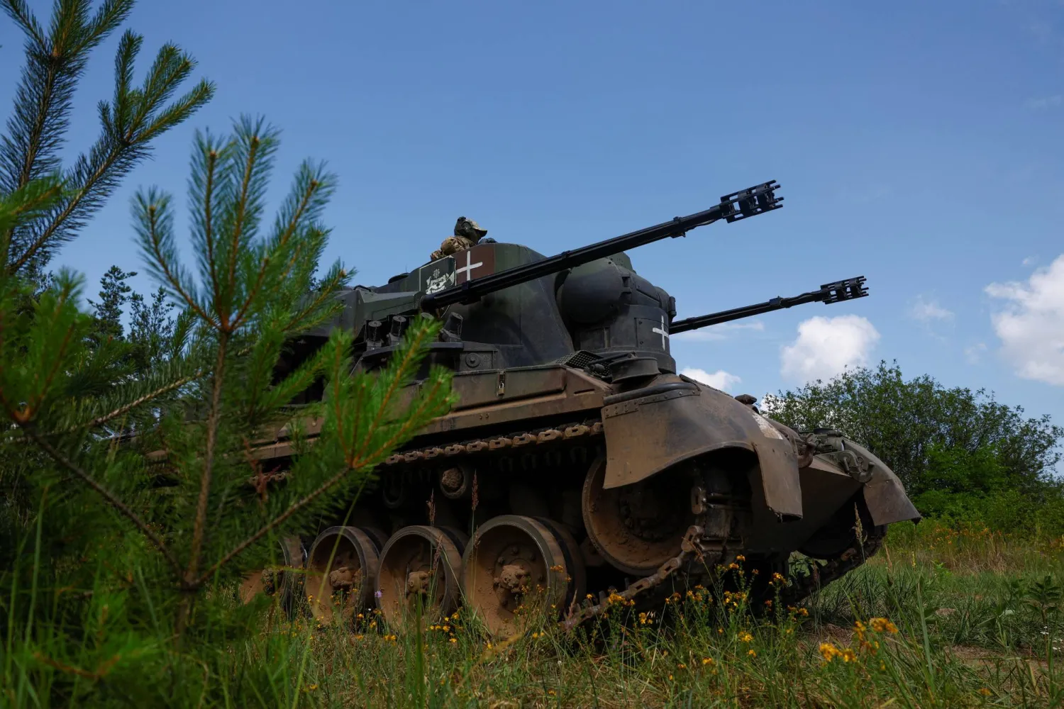 مدافع أوكرانية مضادة للطائرات في منطقة كييف (رويترز)