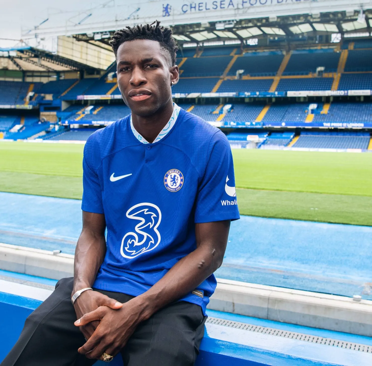 جاكسون مرتدياً قميص البلوز بعد التوقيع (نادي تشيلسي)