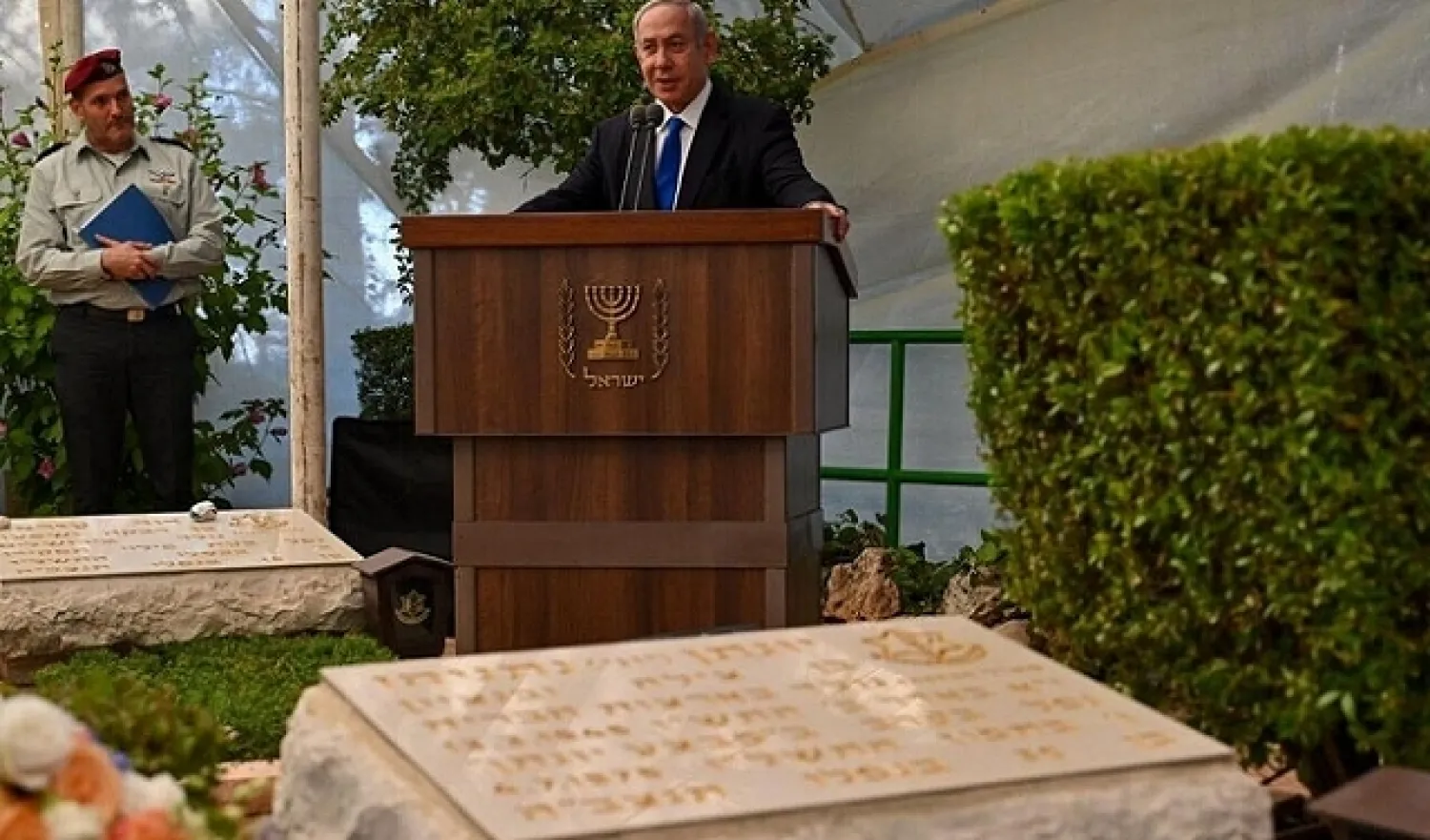 نتنياهو عند قبر شقيقه بعد تلقيه رسالة التهديد (مكتب الصحافة الحكومي الإسرائيلي)