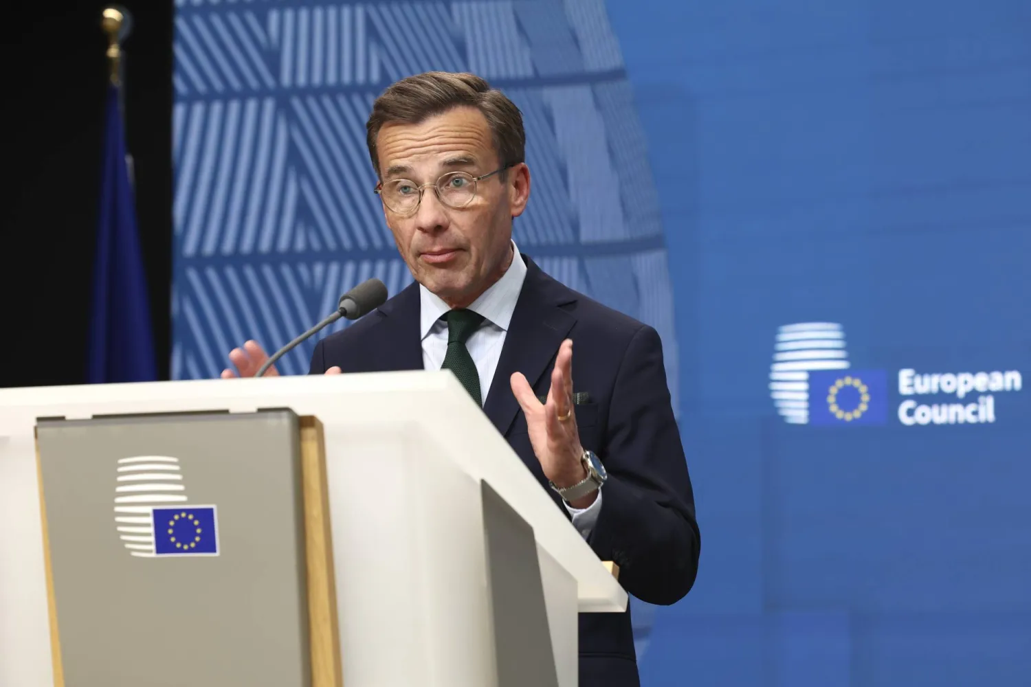 رئيس الوزراء السويدي أولف كريسترسون يتحدث إلى الصحافيين في بروكسل الجمعة (أ.ب)