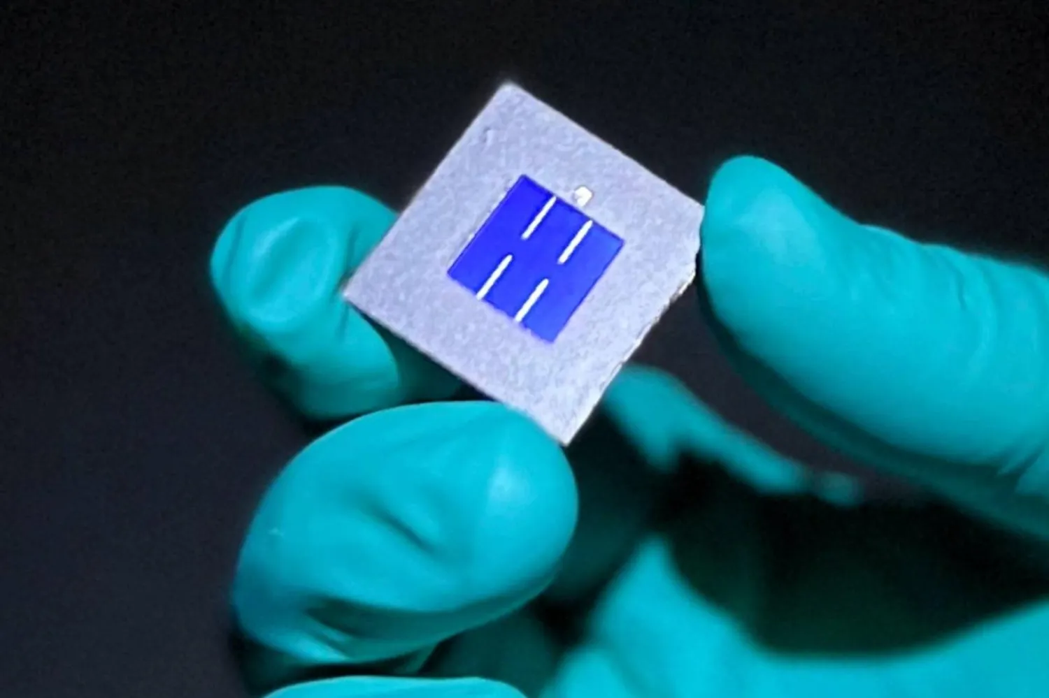 Laboratuvar ortamındaki çift eklemli bir perovskit/silikon güneş pili (Science/Ekran görüntüsü)