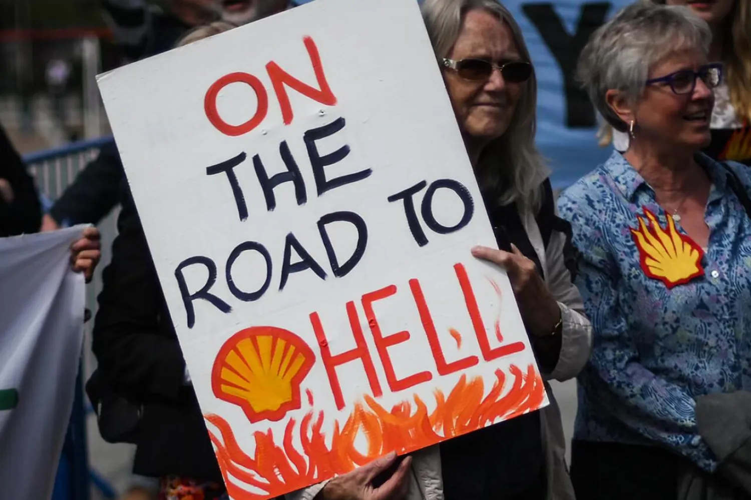 Lahey Bölge Mahkemesi'nde geçen yıl görülen duruşmada, Shell'in 2030'a kadar karbon salımını yüzde 45 azaltması gerektiğine karar verilmişti (AFP)