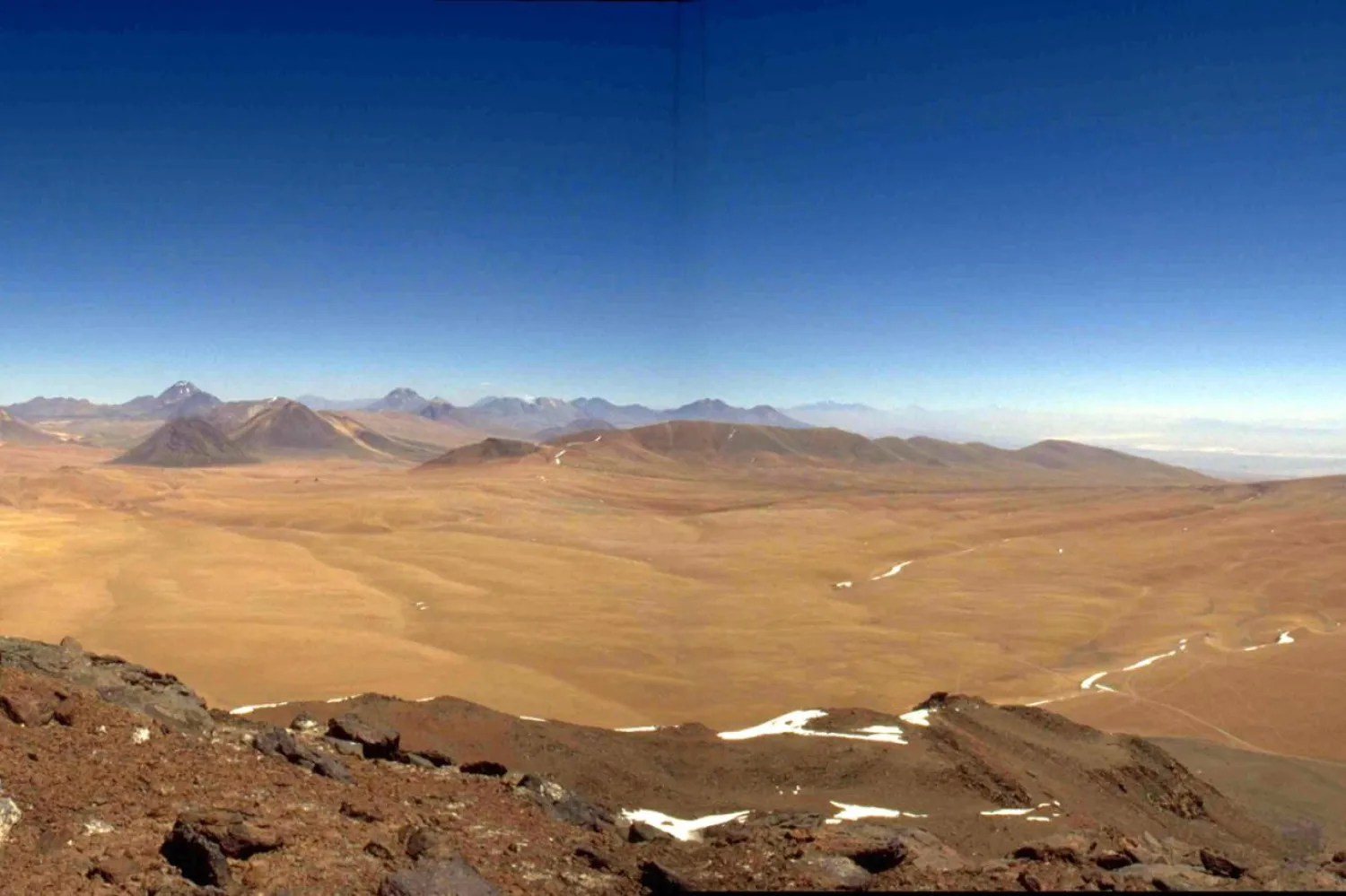 Chajnantor platosu, dünyanın en kurak sıcak çölü olan Atacama'da yer alıyor (ABD Ulusal Radyo Astronomi Gözlemevi)