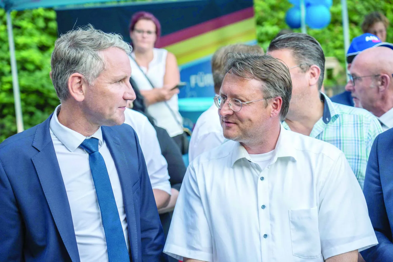 مرشح حزب «البديل» روبرت زيسلمان يحتفل مع مناصريه بانتصاره أخيراً في زونينبيرغ (أ.ف.ب)