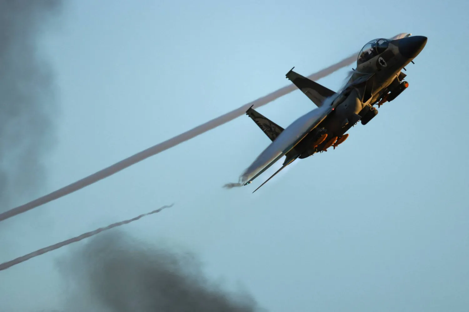 A F-15 fighter jet flies during a graduation ceremony for Israeli Air Force pilots at Hatzerim Airbase, in southern Israel, June 29, 2023. REUTERS/Amir Cohen/File Photo
